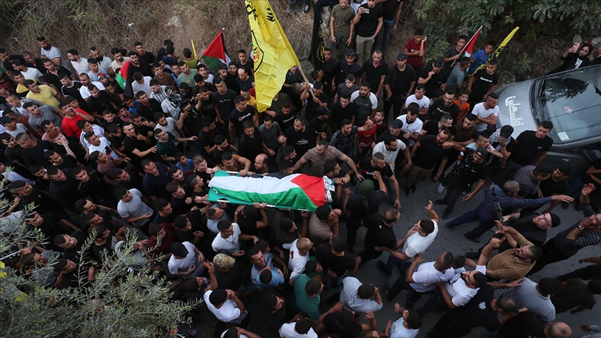 أطفال فلسطينيون يشيّعون فتى قتله الجيش الإسرائيلي