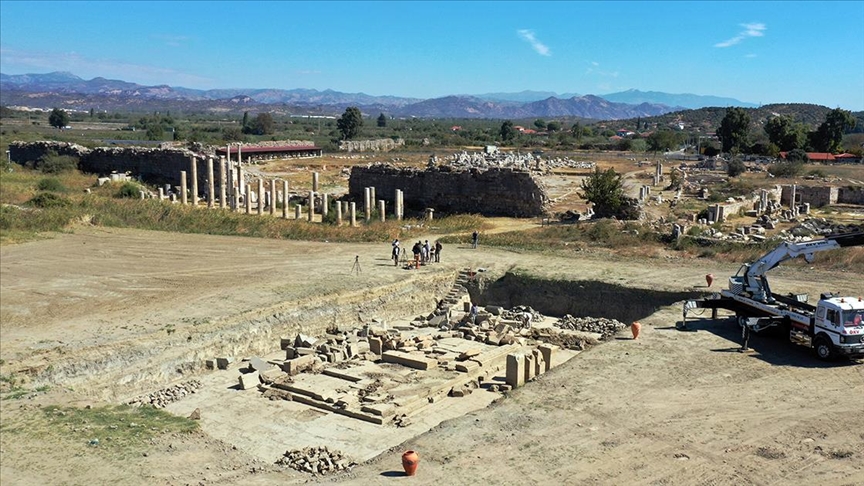 Zeus Tapınağı toprak altından çıkarılan yaklaşık 600 blokla ayağa