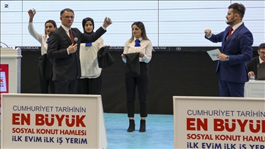 Di "Projeya Mala Min ya Yekem û Dikana Min ya Yekem" da li Wanê ji bo avahiyên civakî peşk hat avêtin