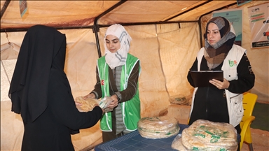 "الإغاثة الإنسانية" التركية توزع 54 ألف رغيف خبز يوميا شمال سوريا