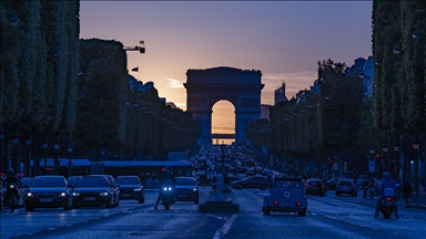 Paris'te 2 yıl sonra hava sıcaklığı gün içinde ilk defa sıfırın üstüne çıkmadı