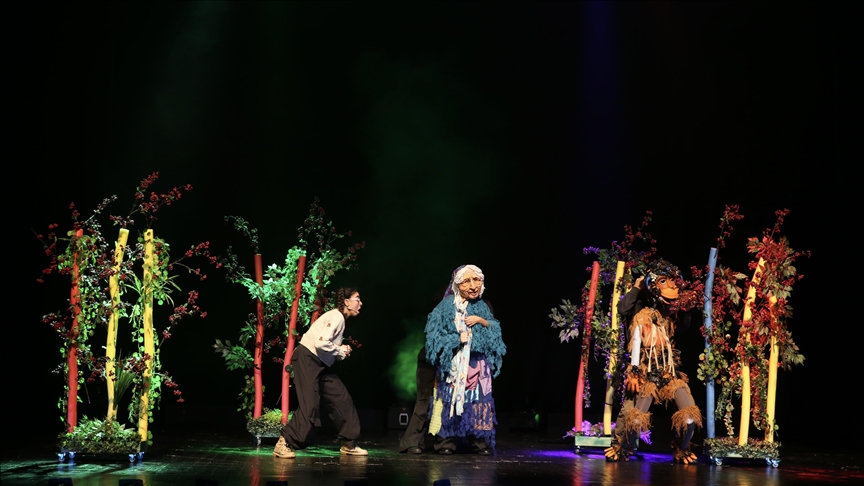  مسرح صديق للبيئة يعرض دمى عملاقة في قوجه إيلي التركية (تقرير)