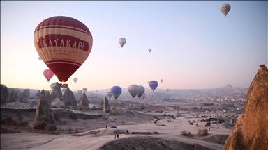 تركيا.. السياح يستقبلون 2023 بالتحليق في سماء كبادوكيا