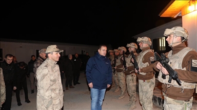 Waliyê Hekariyê Akbiyik digel hêzên ewlekariyê yên li baregehê ket sala nû