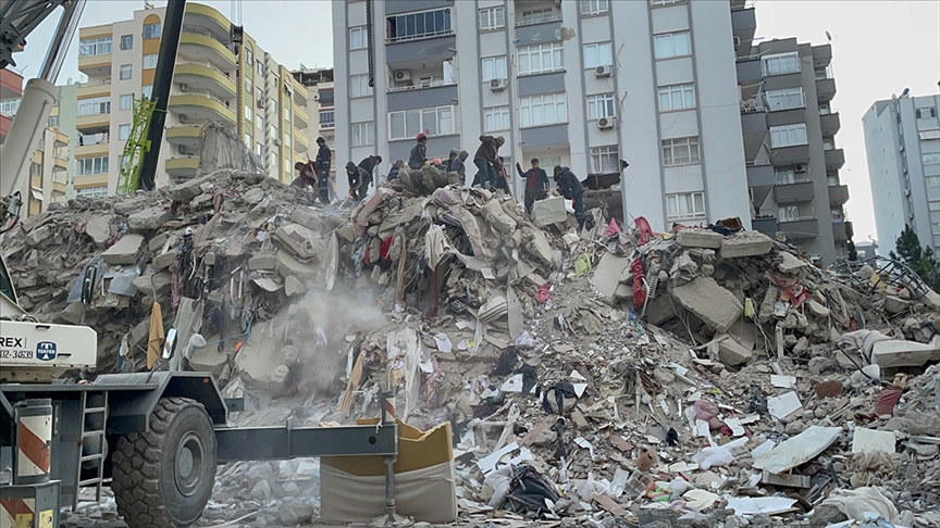 Adana'da depremde yıkılan binaların molozları güvenlik kameralarıyla izleniyor