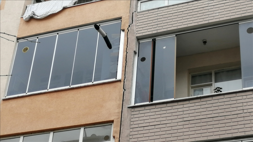 Gaziosmanpaşa'da bir bina oluşan çatlaklar nedeniyle boşaltıldı