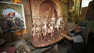 نحات تركي "يضمد جراح" تمثال تضرر من الزلزال