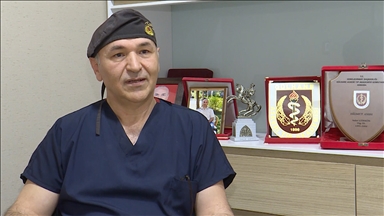 Depremzede çocuk kendisini enkazdan çıkaran hekimi sesinden tanıdı