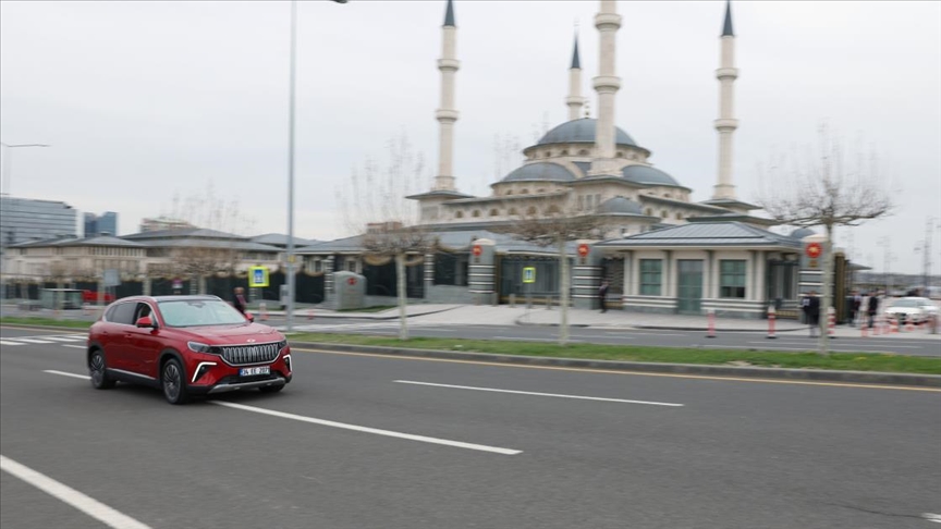 الرئاسة التركية تنشر مشاهد قيادة أردوغان لأول سيارة "توغ"