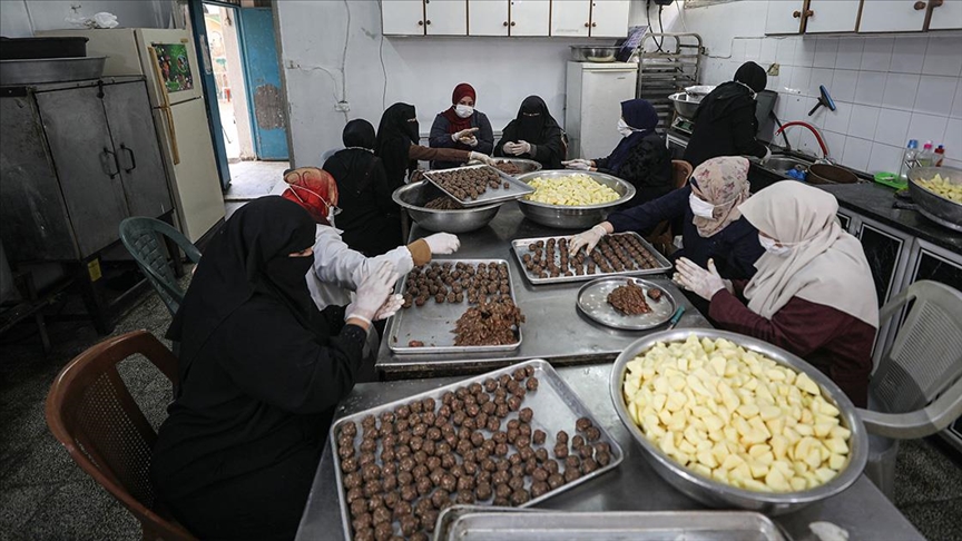 "بنك الطعام".. وجبات ساخنة للفقراء الصائمين في غزة (تقرير)