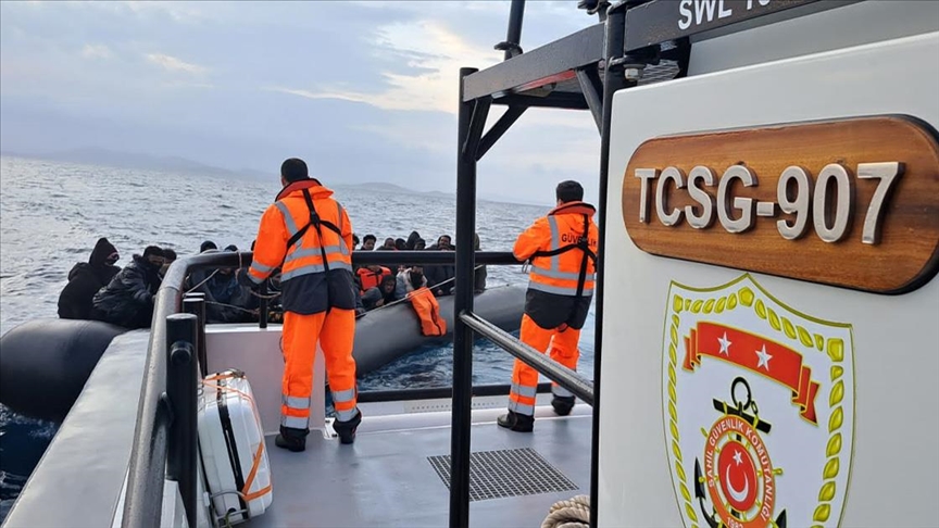إنقاذ 59 مهاجرا غربي تركيا