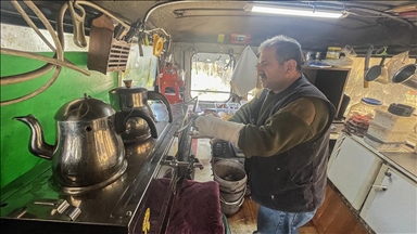 Depremin vurduğu İskenderun'da seyyar kavurmacı, ekmek teknesinde mesaisini sürdürüyor