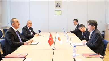 تشاووش أوغلو يلتقي نظيره الياباني في بروكسل