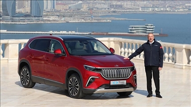 أردوغان يهنئ علييف بتسلمه السيارة التركية "توغ"