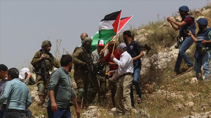 إصابة فلسطينيين خلال تفريق مسيرات أسبوعية بالضفة