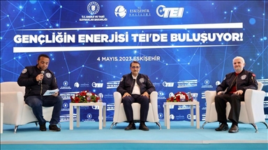 Enerji ve Tabii Kaynaklar Bakanı Dönmez, TEI'de meslek lisesi öğrencileriyle buluştu