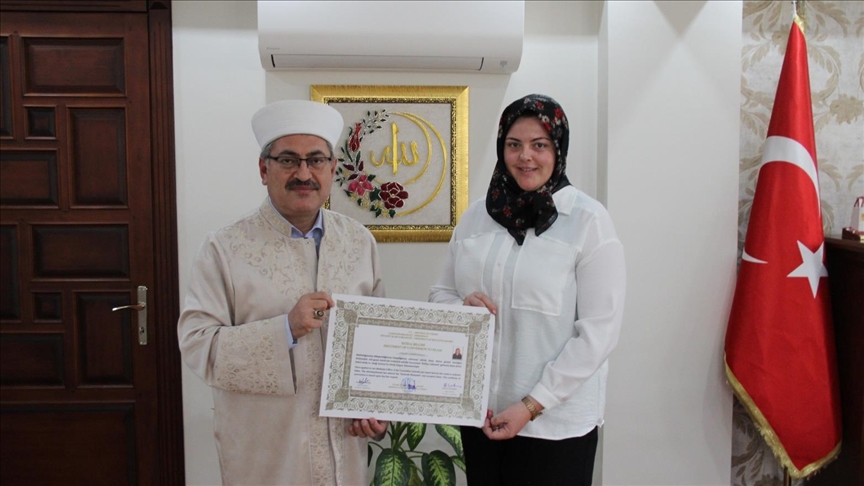 موغلا التركية.. سيدة أيرلندية تعتنق الإسلام