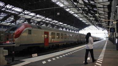 فرنسا.. إلغاء رحلات جوية وتوقف قطارات إثر إضراب عمالي