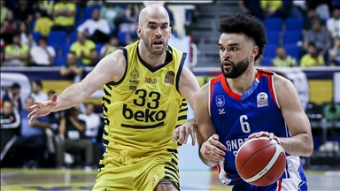Anadolu Efes pass Fenerbahce on road, level seminal playoff series