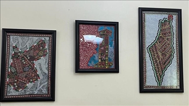 بالتطريز اليدوي.. أردني يحول قطع قماش إلى لوحات فنية (تقرير)