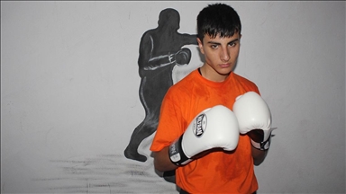 Tavsiye üzerine başladığı boksta 14 yaşında Türkiye şampiyonu oldu