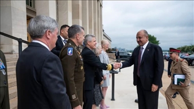 وزير الدفاع العراقي يبحث مع نظيره الأمريكي التعاون المشترك