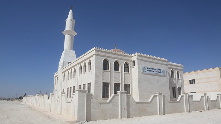 "الإغاثة الإنسانية" التركية تشيد جامعا شمالي سوريا