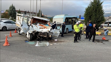 Karabük'te kamyonet ile minibüsün çarpıştığı kazada 11 kişi yaralandı