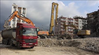 İskenderun'da bina yıkım ve enkaz kaldırma çalışmaları sürüyor