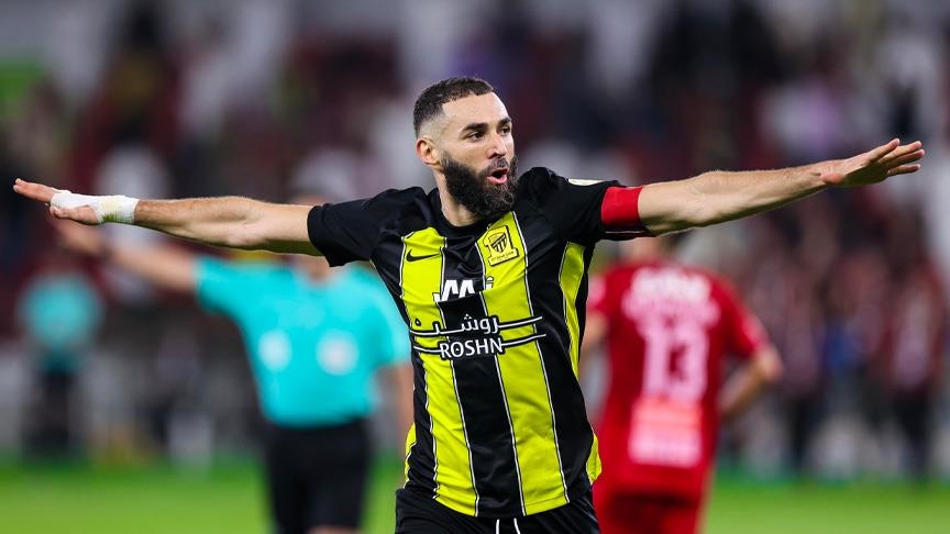 قدم.. بنزيما يكشر عن أنيابه بعد رحيل المدرب سانتو