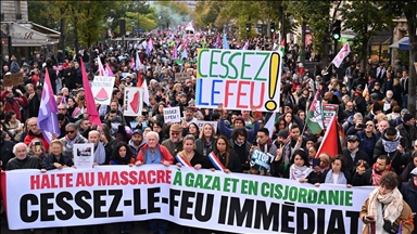 Paris'te binlerce kişi soğuk havaya rağmen Gazze'de derhal ateşkes sağlanması için yürüdü