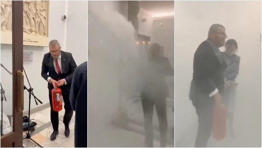 Член парламента в Польше с помощью огнетушителя погасил свечи в ханукальной меноре