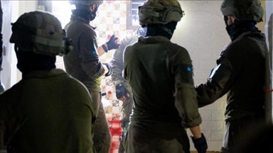 Israeli army raids shelters in northern Gaza, kicks displaced Palestinians out