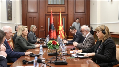 Talat Xhaferi takohet me delegacionin nga Kuvendi i Shqipërisë