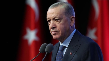 الرئيس أردوغان يهاتف الحكم الدولي بكرة القدم خليل أوموت ملر