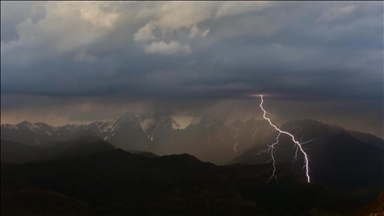 Десятки рейсов отменены из-за удара молнии в диспетчерскую башню аэропорта во Франции
