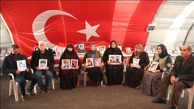 تركيا.. "أمهات ديار بكر" يواصلن الاعتصام في اليوم الأول من 2024