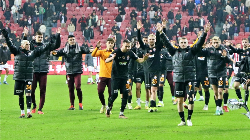 قدم.. غالاطة سراي يتصدر الدوري التركي مؤقتا