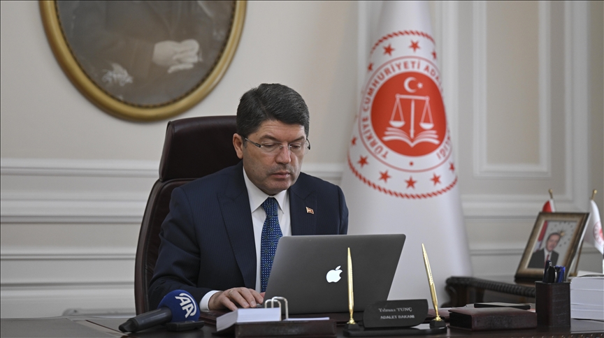 وزير العدل التركي يصوّت لأفضل صور الأناضول 2023