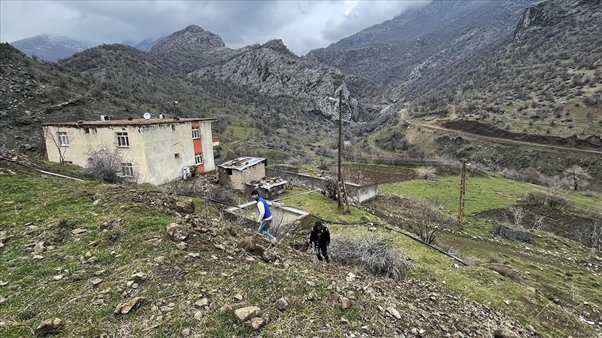 Bitlis'in Karaca mezrasında sadece baba oğul yaşıyor