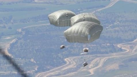 بينها ملابس العيد.. الأردن ينفذ 10 إنزالات جوية لمساعدات على غزة