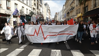 Fransa'da ücretlerinde artış isteyen evde bakım hemşireleri gösteri düzenledi