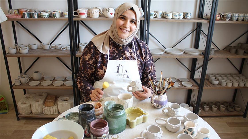 Evinin bir odasını seramik atölyesine dönüştürdü 