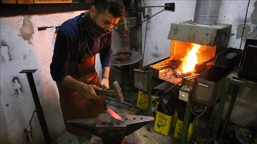  التركي صمد يلماز.. حرفي سكاكين تقليدية عابرة للحدود (تقرير)