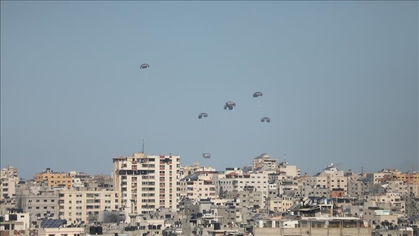 الجيش الأمريكي يسقط مساعدات إلى غزة جوا