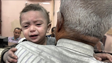 "الرفيع".. طفل غزي يفقده المرض وقلة الرعاية الطبية حيوية الصغار