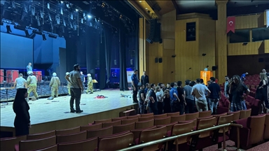 Cemal Reşit Rey Konser Salonu'nda mezuniyet töreni sırasında dijital pano devrilmesi sonucu 3 kişi yaralandı 