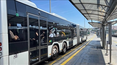 İstanbullulardan sıcak havada metrobüs klimalarının çalışmamasına tepki 