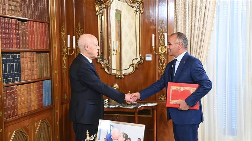 كمال المدّوري.. تكنوقراط يترأس حكومة تونس قبل شهرين من الرئاسيات (بروفايل)