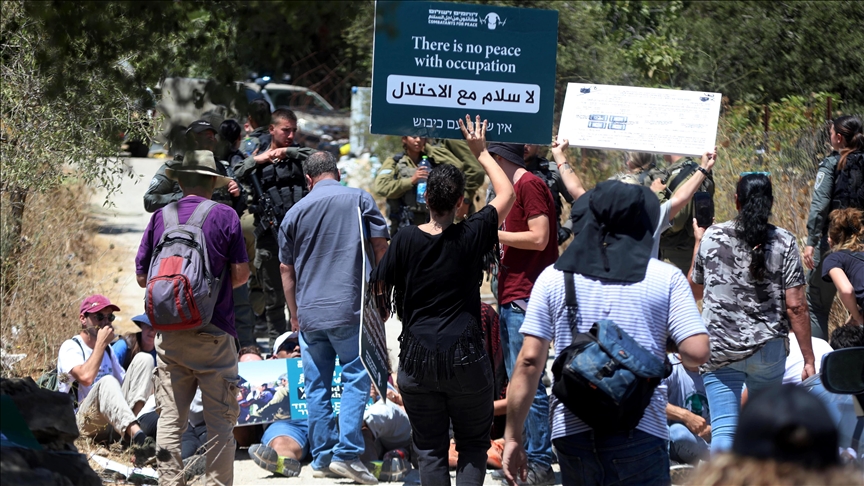 قوة إسرائيلية تفرق وقفة منددة باستيلاء مستوطنين على أراض بالضفة